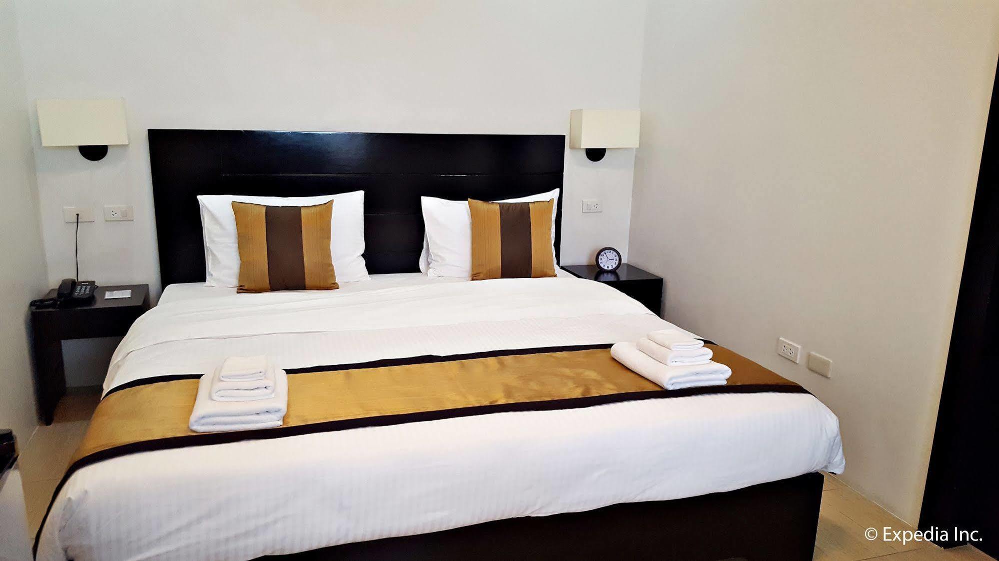 Hotel Capital O 642 The Junction Tagaytay à Tagaytay City Extérieur photo